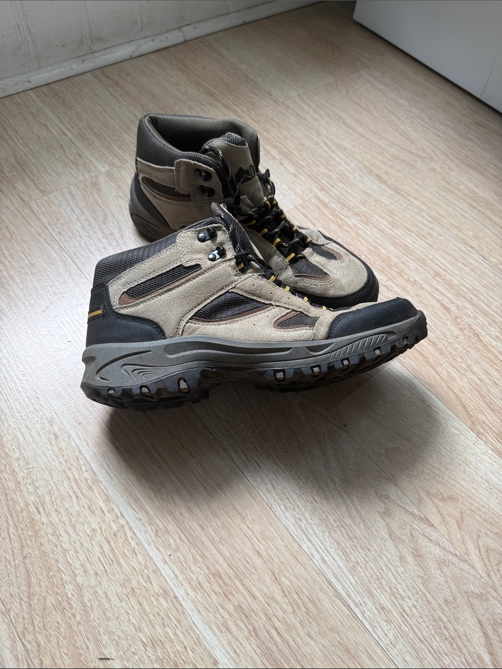 Denali Clearwater Men’s Tan Hiking Boots HM40298JS Size 11